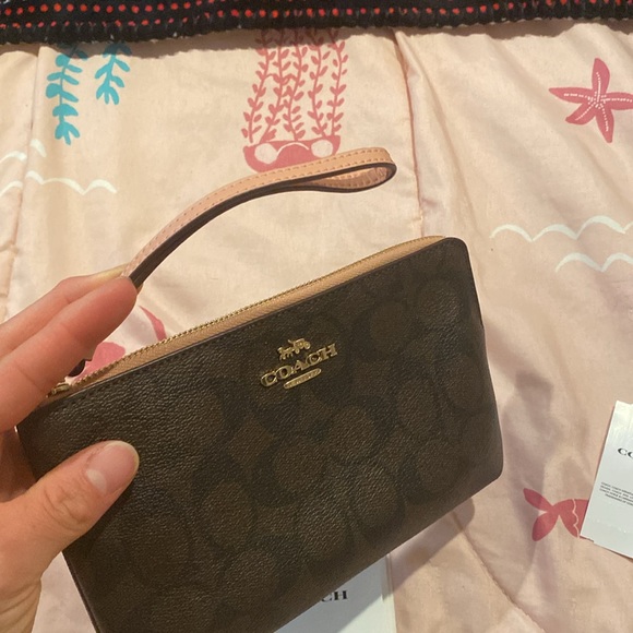 🌟🌟🌟BRAND NEW COACH SIGNITURE LARGE WRISTLET PURSE🌟🌟🌟